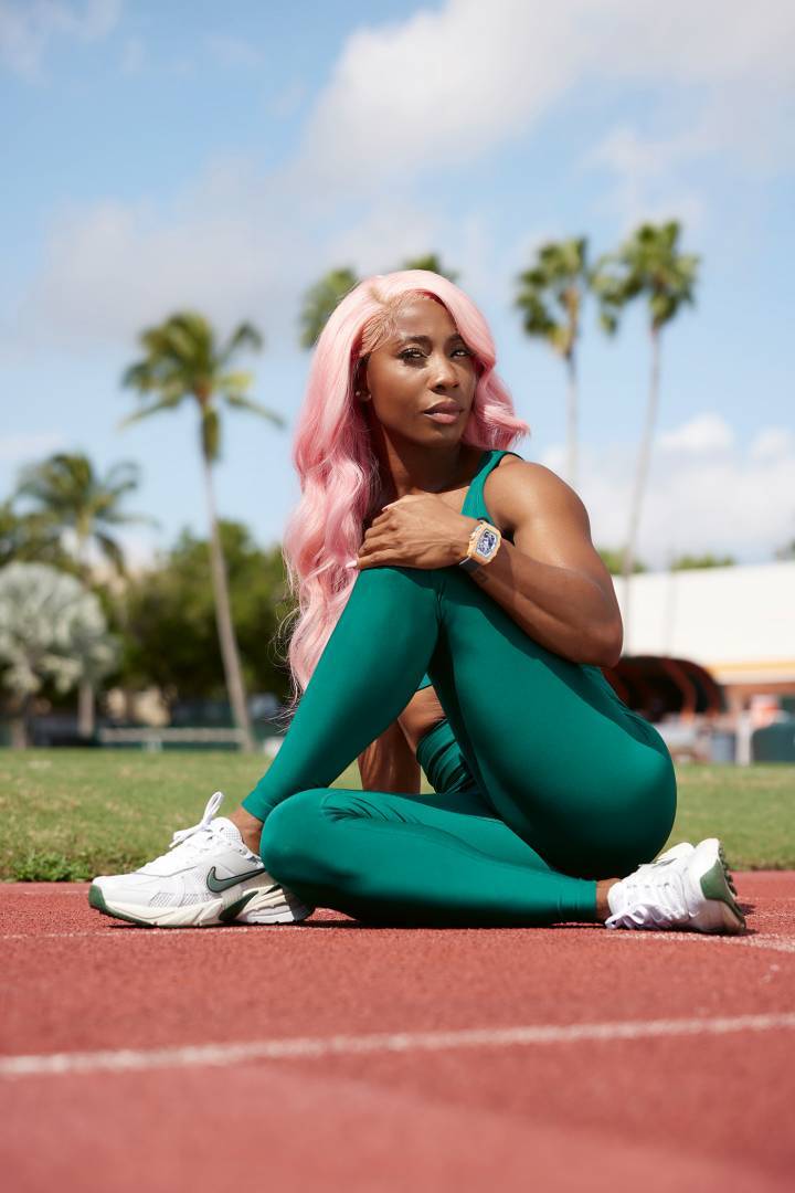 Shelly-Ann Fraser-Pryce, una de las mejores velocistas de todos los tiempos con dos títulos olímpicos de 100 metros y cinco títulos de campeonato mundial de 100 metros, lleva su RM 07-04 Automatic Sport.