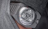 Urwerk: el UR-100V aparece con un traje de titanio completo