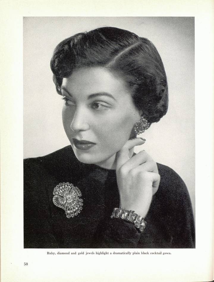 Páginas dedicadas a la joyería de un número de 1950 de The Eastern Jeweler and Watchmaker (publicación de Europa Star para el Lejano Oriente).