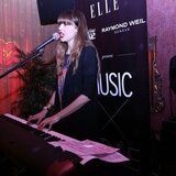 Diane Birch llevando un reloj Raymond Weil «Noemia»
