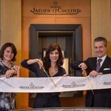 I-D: Mercedes Canos, Directora de Jaeger-LeCoultre en España, Daniel Riedo, Director General de Jaeger-LeCoultre y la actriz Maribel Verdú cortando la cinta de la inauguración; la boutique Jaeger-LeCoultre de El Corte Inglés de Castellana en Madrid 