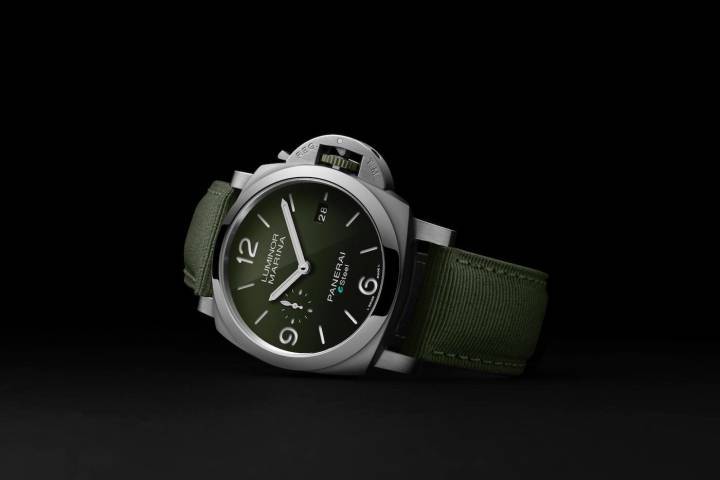 El Luminor, la más reconocible de las colecciones de Panerai, también está equipado con materiales reciclados (58,4% del peso total del reloj) en la nueva versión Marina eSteel que se ofrece en tres colores: Blu Profondo, Grigio Roccia y Verde Smeraldo.