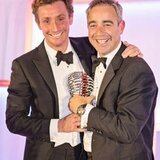 Los fundadores de Bremont, Nick (Izquierda) y Giles English con el trofeo de ganadores