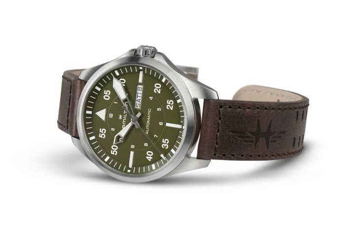 Hamilton presenta siete nuevos productos a su colección Khaki Aviation Pilot. En 1918, un reloj Hamilton cronometró el primer servicio de correo aéreo de la Oficina de Correos de EE. UU., entre Nueva York y Washington, D.C.