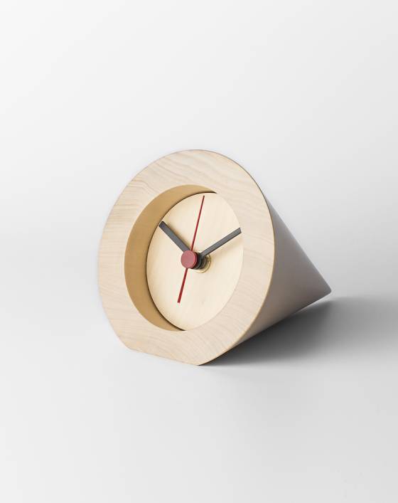 Presentando a Søren Henrichsen, y sus relojes modernistas hechos de madera