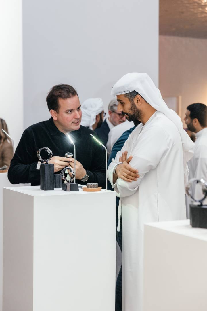 Mohammed Abdulmagied Seddiqi, Director comercial de Seddiqi Holding, en conversación con Nicolas Freudiger, CEO y cofundador de ID Genève, en el lanzamiento de su colaboración en Al Serkal en Dubai.