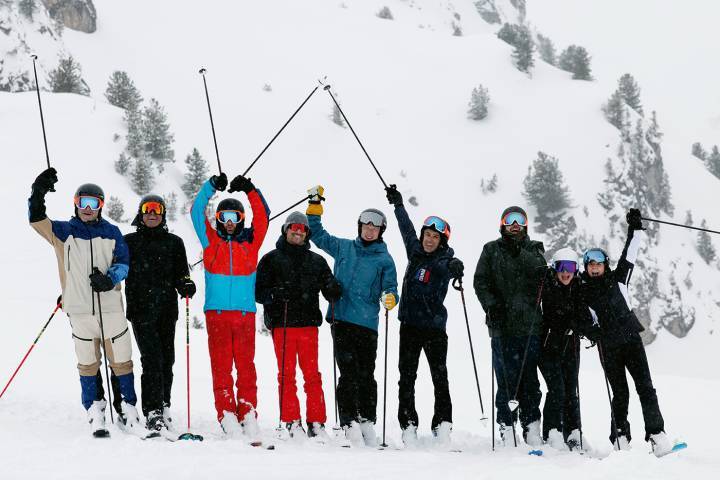 El equipo de la Ski Clinic Richard Mille con periodistas invitados y el campeón de biatlón Johannes Thingnes Bø (chaqueta azul, centro).