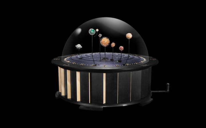 Distinguido por sus impresionantes dimensiones (50 cm de alto y 66,5 cm de diámetro), el autómata Planétarium presenta el Sol y muchos de los planetas del sistema solar visibles desde la Tierra. Cada cuerpo celeste se mueve a su velocidad real de rotación, completando una órbita en 88 días para Mercurio, 224 días para Venus, 365 días para la Tierra, 687 días para Marte, 11,86 años para Júpiter y 29,5 años para Saturno.