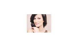 Laura Pausini luce su reloj Gilda de Eberhard & Co en su nuevo video