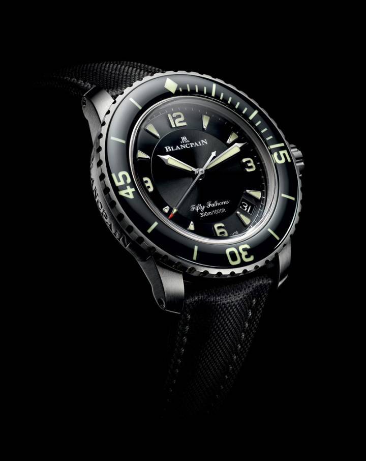 Fifty Fathoms Automatic en titanio. Desde 2007, el Fifty Fathoms ha estado mostrando una fecha entre las 5 y las 7 en punto, sin afectar su aspecto histórico. Esta versión está destinada a usuarios diarios, no solo a buceadores.