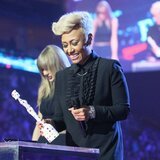 Emeli Sandé receviendo su premio en los BRIT Awards 2013