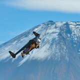 El jet man de Breitling Yves Rossy sobrevolando el Monte Fuji