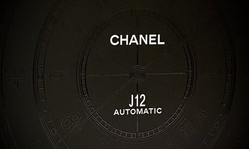 Un libro para los 20 años del Chanel J12