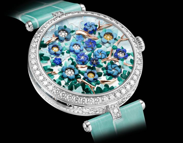 La esfera tridimensional del Lady Arpels Heures Florales ofrece una interpretación poética del paso del tiempo, gracias a la apertura y cierre de 12 corolas. Dar la hora se convierte en un espectáculo, ya que las flores florecen y se cierran, renovando el paisaje de la esfera cada 60 minutos.