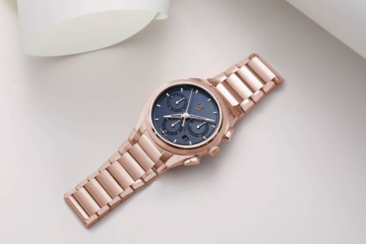 El Tonda PF Chronograph de 42 mm está equipado con el calibre de 5 Hz PF070, un movimiento de rueda de pilares de alta frecuencia integrado con segundero pequeño y dos registros de cronógrafo.