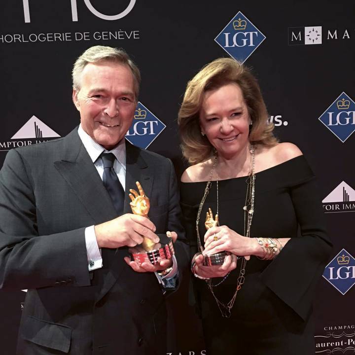 Karl-Friedrich y Caroline Scheufele en el GPHG 2017. Chopard ganó la Aiguille d'Or por el L.U.C Full Strike.