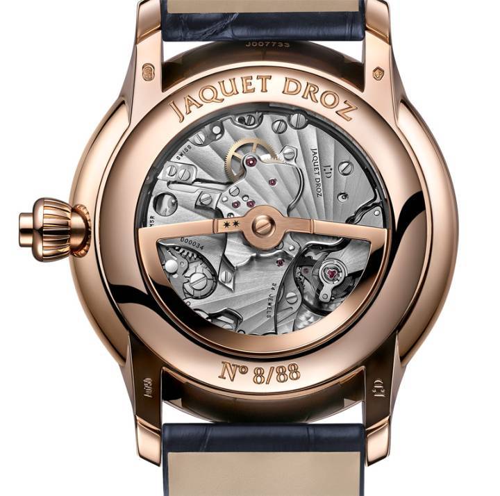 Jaquet Droz 26M5R, cronógrafo monopulsador, movimiento mecánico automático, muelle del volante y cuernos del ancla de silicio, barrilete simple, rueda de pilares, masa oscilante de oro rojo de 18 quilates. 40 horas de reserva de marcha.