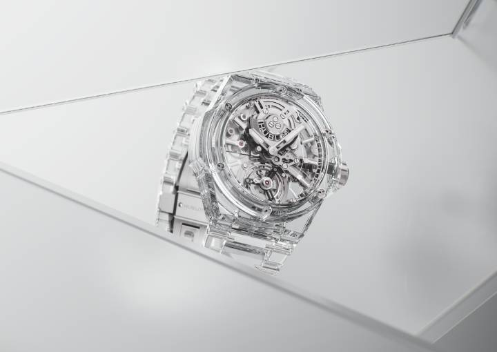 La caja del Big Bang Integral Tourbillon Full Sapphire de Hublot ha sido reconstruida en su totalidad para albergar el movimiento tourbillon automático. El objetivo: quitar casi todos los tornillos visibles, revisar la geometría general de la caja para integrarla con la pulsera de zafiro y volver a trabajar los puentes y placas principales para darles la ilusión de estar suspendidos en el espacio. La pulsera también fue un desafío complejo: solo consta de 165 componentes, 22 de los cuales están hechos de zafiro.