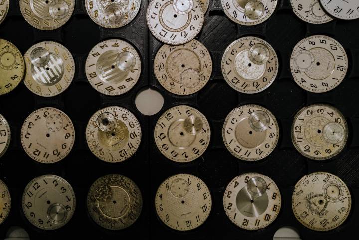 Surtido de esferas de relojes de bolsillo vintage preparadas para reciclar.