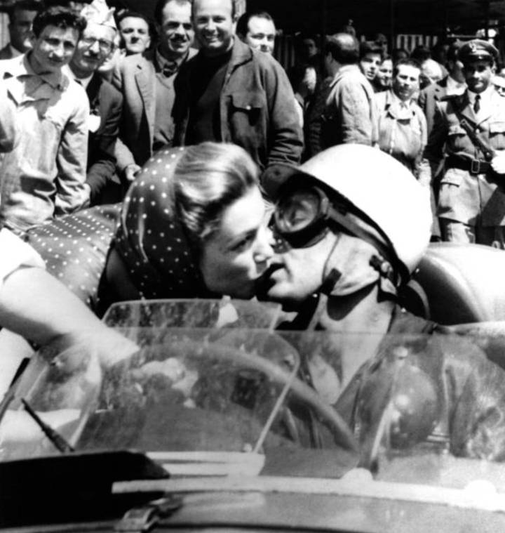 El beso de la muerte: en esta famosa fotografía de 1957, la actriz mexicana Linda Christian besa por última vez a su novio, el marqués de Portago. Momentos después murió, junto con su copiloto y nueve espectadores, cuando un neumático de su coche explotó a 240 km/h.