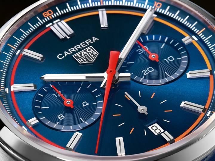 TAG Heuer también presenta la próxima generación de cronógrafos Carrera de 42 mm con una esfera azul o negra característica y detalles deportivos en degradado naranja que recuerdan a los velocímetros de los autos de carreras clásicos.