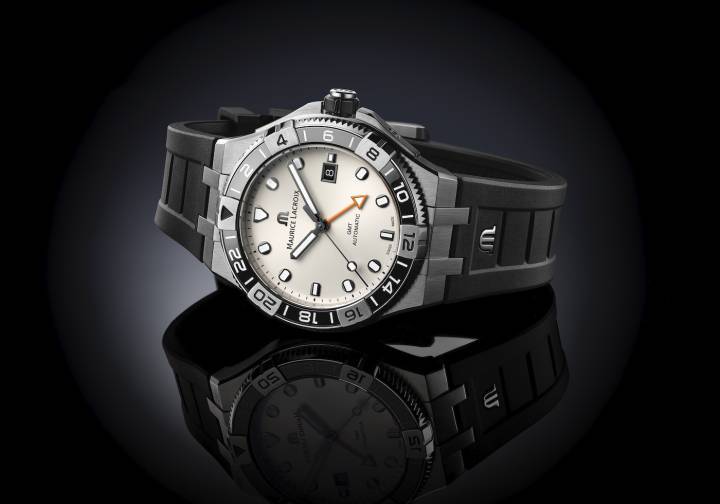 El nuevo modelo está disponible con dos esferas: negra cepillada en patrón de rayos de sol con una manecilla GMT roja con punta luminiscente, o blanca cepillada en patrón de rayos de sol con una manecilla GMT naranja.