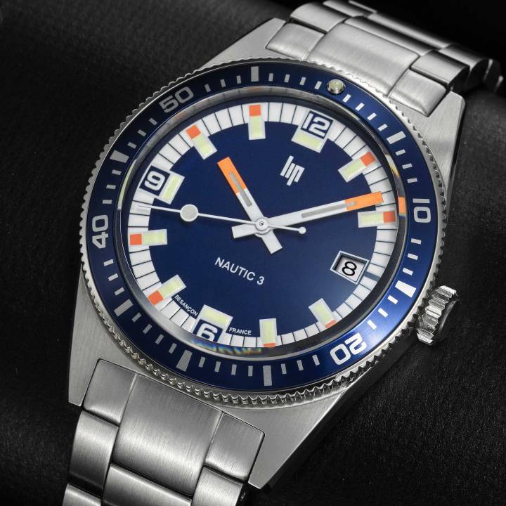 Nautic 3: una reedición de un reloj de buceo de los años 60. Equipado con el movimiento G100, ensamblado en la región por Humbert-Droz utilizando componentes suizos de La Joux-Perret. Resistente al agua hasta 200 metros. 1200 €.