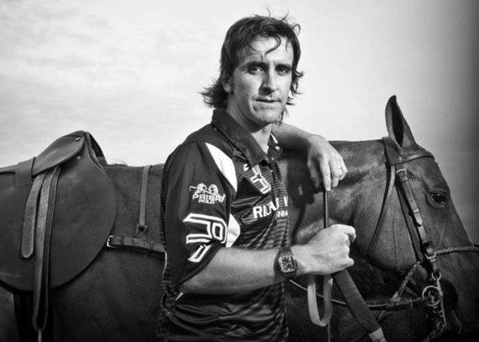Un jugador de polo llevando un reloj Richard Mille