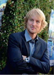 Owen Wilson vistiendo Piaget