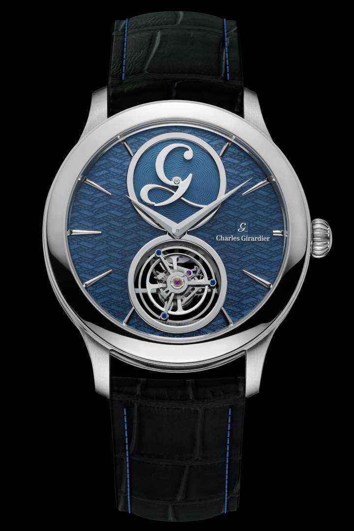 El modelo Tourbillon Signature Mystérieuse en oro blanco con esfera azul cobalto hecha a mano en esmalte grand feu. Dos móviles se mueven en direcciones opuestas dependiendo de la posición en la que se sujete el reloj.