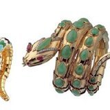 De Izquierda a Derecha: Brazalete-reloj Serpenti en oro amarillo y esmalte policromado. Las escamas están decoradas con esmalte blanco, negro, verde y turquesa, la cabeza tiene ojos de esmeralda en forma de pera que ocultan una esfera circular, ca 1965 - Pulsera Serpenti de oro amarillo adornado con jade, rubíes y diamantes, ca 1968 - Joyero Serpenti y reloj de oro rosa con pulsera de oro de doble vuelta con 385 diamantes talla brillante (4,12 ct) y esfera de zafiro negro esgastada con 33 diamantes.
