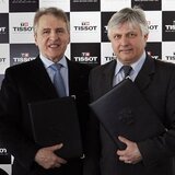 El CEO de Tissot François Thiébaud, izquierda, y Eric Saintrond, Secretario-General/CEO de la FISU en la ceremonia de la firma