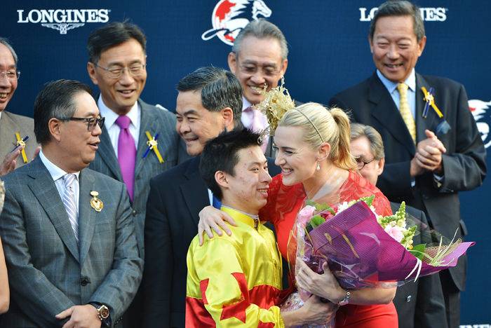 La Embajadora de la Elegancia de Longines Ms Kate Winslet premiando al propietario al entrenador y al jokey de California Memory, ganador de la Longines Hong Kong Cup con un reloj Longines. Asimismo, el jockey Matthew Chadwick le hace entrega de un bouquet de flores.