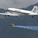 Yves Rossy volando en formación con el Breitling DC-3