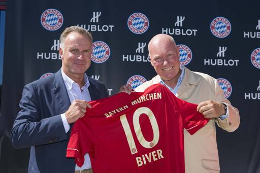 Karl-Heinz Rummenigge, Izquierda, en el lanzamiento con Jean-Claude Biver