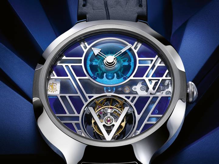 Voyager Flying Tourbillon Poinçon de Genève Plique-à-Jour: El plique-à-jour es una técnica heredada del Imperio Bizantino, que pocos artesanos europeos dominan. Consiste en depositar el esmalte en cavidades sin soporte, como una vidriera en miniatura. Las vidrieras del edificio Louis Vuitton en Asnières sirvieron de inspiración para este reloj. Para la gradación de color se utilizaron tres tonos de azul: ultramar, azul celeste y gris azulado. Los engranajes se ensamblan en línea, dejando los lados libres y garantizando una total transparencia, a pesar de las 168 piezas del reloj, un logro cuya calidad y complejidad le valieron el Sello de Ginebra.