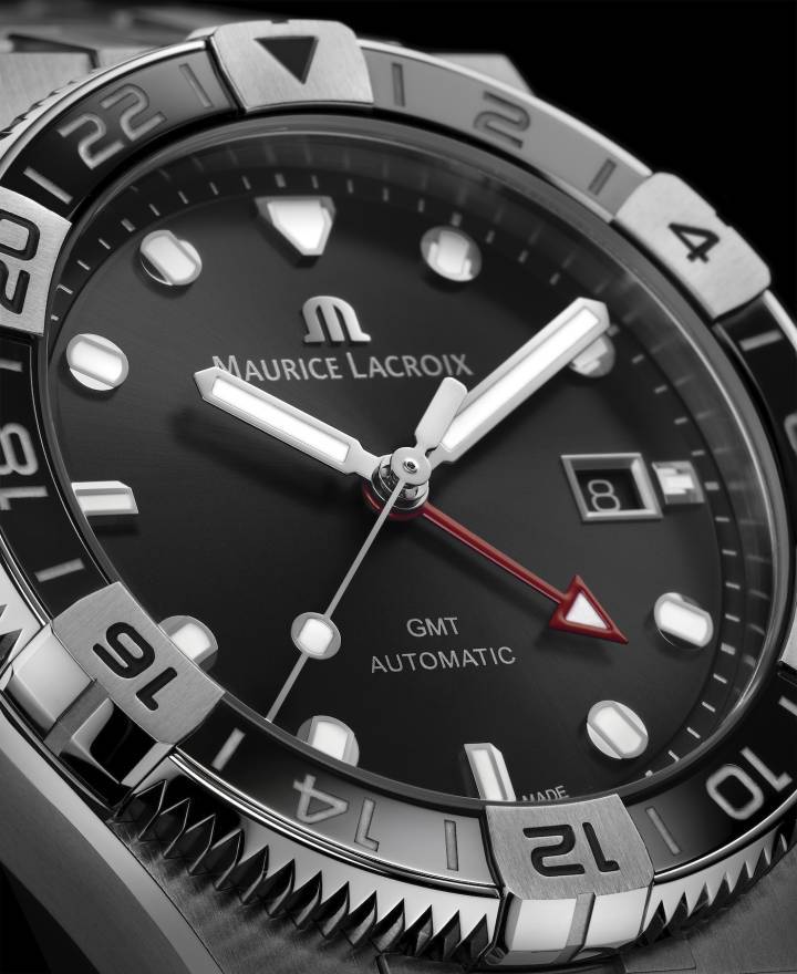 El AIKON Venturer GMT está equipado con un calibre automático con fecha, horas, segundo huso horario de 24 horas, minutos y segundos en el centro. Para aumentar el contraste y la legibilidad, la manecilla GMT se encuentra en un relieve nítido en este reloj, que es resistente al agua hasta 300 metros.