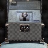 Un reloj en su mostrador en la nueva tienda de relojes y joyería de Louis Vuitton en la Place Vendôme, Paris