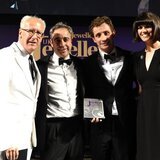Los co-fundadores de Bremont Giles y Nick English (centro) recogiendo sus premios