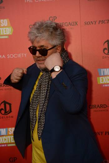 Almodóvar acudiendo al estreno luciendo su Girard-Perregaux 1966 Full Calendar en oro blanco.