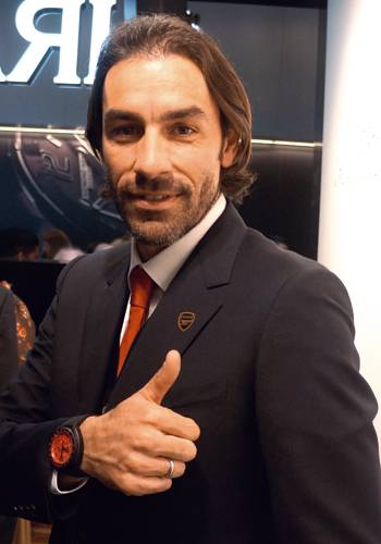 La leyenda del Arsenal Robert Pires en Baselworld