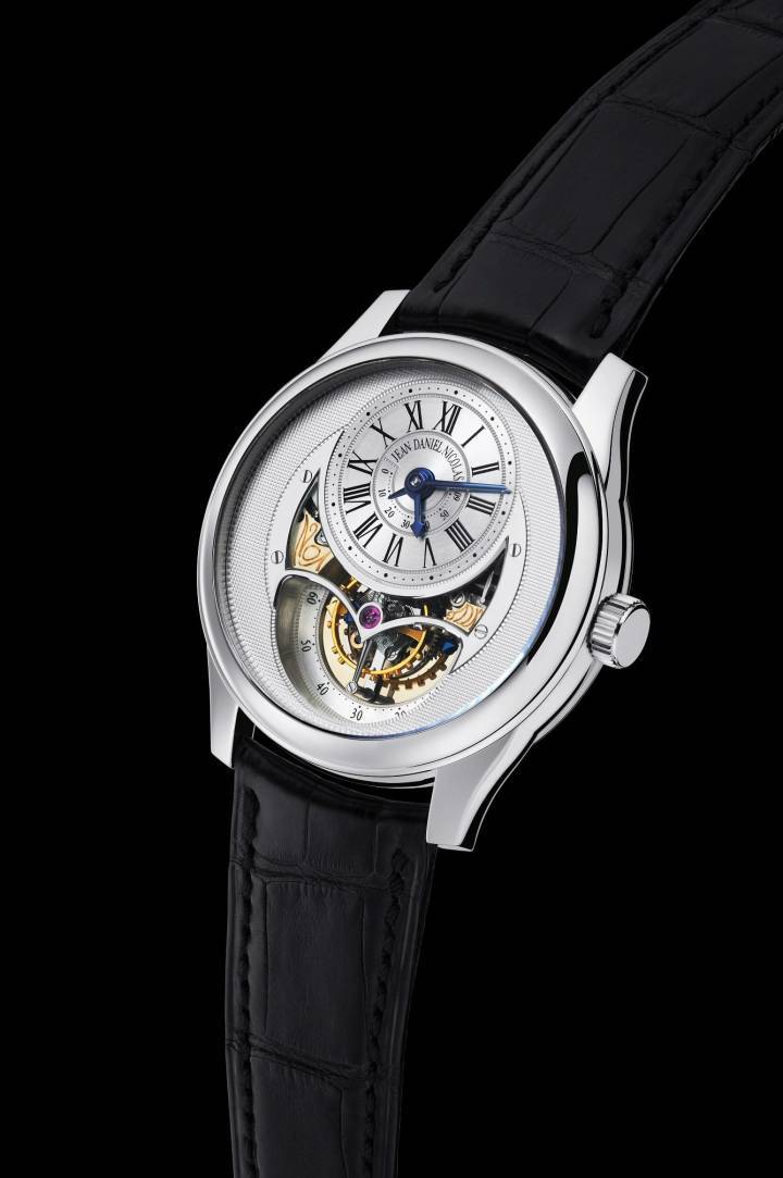 Jean Daniel Nicolas Two-Minute Tourbillon. Manecilla de la hora, manecilla de los minutos, segundos indicados por el tourbillon. Reserva de marcha de más de 60 horas mostrada por una aguja indicadora.