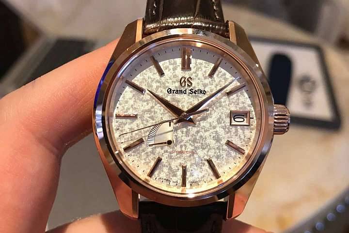 Uno de los Grand Seiko Spring Drive 44G de edición limitada para el mercado Estadounidense, con la textura «Kabuki Kimono» en la esfera