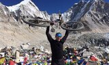 El Embajador de Alpina Watches Patrick Sweeney Establece una Primera Vez Mundial en el Everest