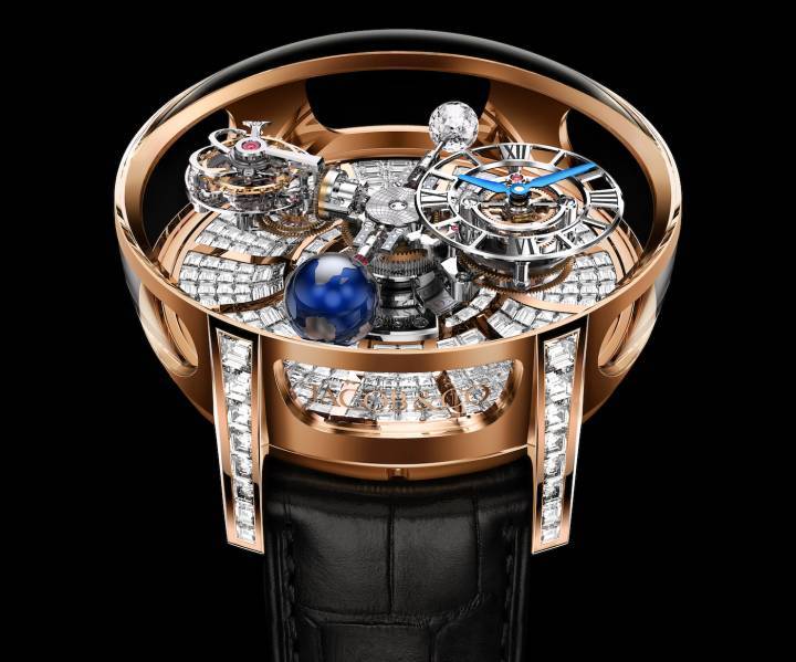 El Astronomia Tourbillon Baguette conecta el modelo de alta complicación de Astronomia con el singular know-how de Jacob & Co en engaste de gemas. Es una escultura cinematográfica animada por una construcción de movimiento de cuatro brazos que gira y flota a través del espacio de zafiro y diamante dentro de su espectacular caja. Un gran total de 342 diamantes talla baguette engastados invisiblemente adornan el fondo de la esfera, mientras que 80 diamantes talla baguette engastados invisiblemente forman los cuernos.