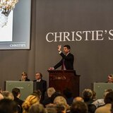 Thomas Perazzi, Especialista Senior en el departamento de relojes de Christie's, subastando el lote principal de la velada, la ref. 2499 oro rosa por 2.629.000 SFr.