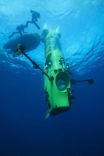 James Cameron se sumerge hasta el punto más profundo del oceano