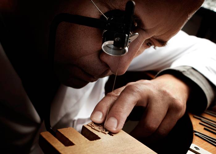 Dominique Vuez, maestro grabador en Jaeger-LeCoultre