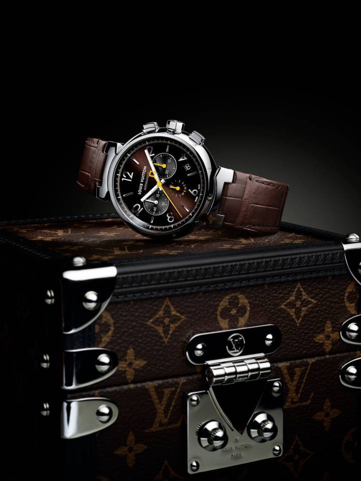 El modelo de aniversario exclusivo Louis Vuitton Tambour Twenty presenta una esfera marrón satinada por la que se desliza la larga aguja amarilla del cronógrafo, un guiño al color del hilo utilizado históricamente en la marroquinería. Las dos elegantes subesferas también regresan.