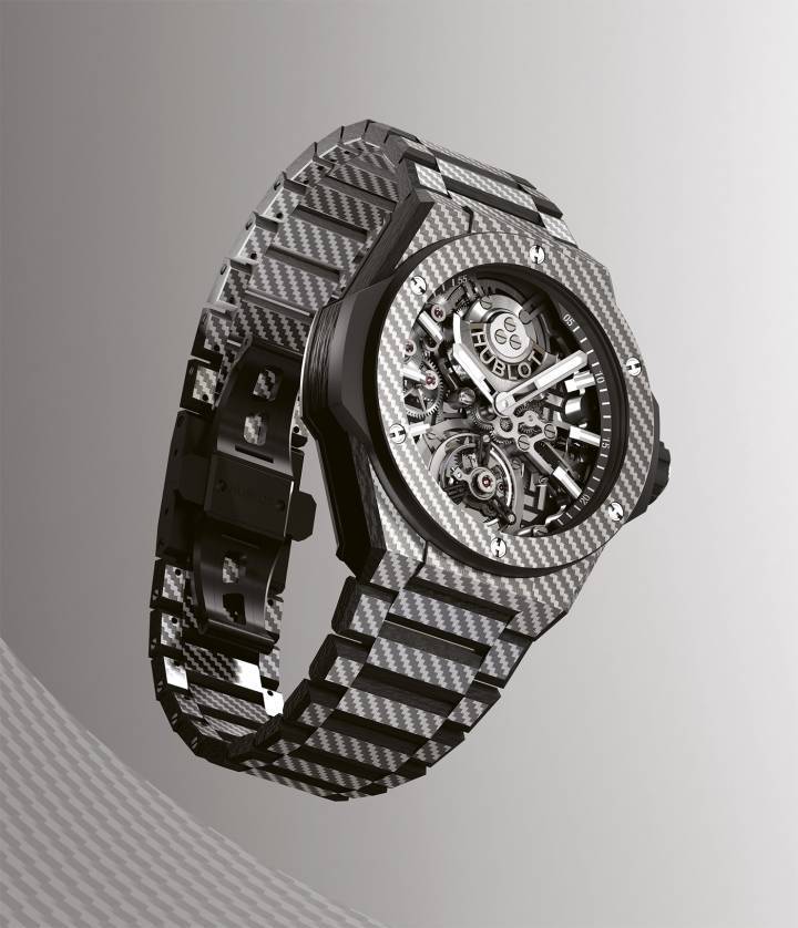 El Big Bang Integrated Tourbillon Full Texalium-Carbon reúne la naturaleza entrelazada de la fibra de carbono y el Texalium con el calibre de manufactura HUB6035. Hublot creó una placa trasera calada exclusiva para esta pieza.